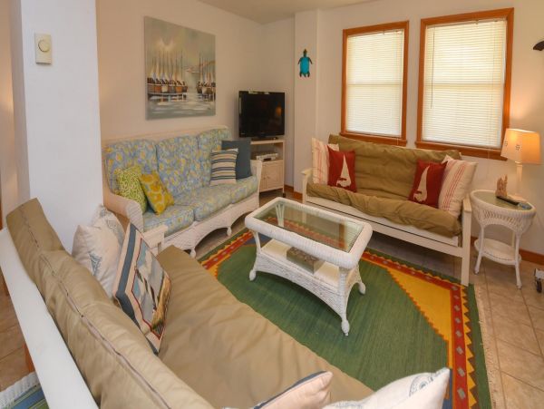 Charming Home with 6 Bedrooms Short Walk to Beach