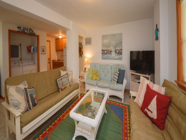 Charming Home with 6 Bedrooms Short Walk to Beach