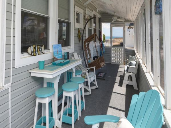 Charming Home with 6 Bedrooms Short Walk to Beach