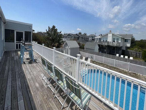Charming Home with 6 Bedrooms Short Walk to Beach