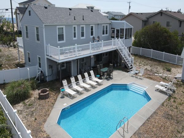 Charming Home with 6 Bedrooms Short Walk to Beach