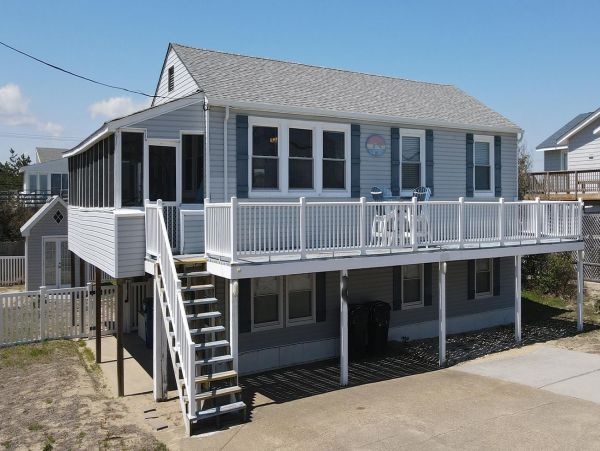 Charming Home with 6 Bedrooms Short Walk to Beach