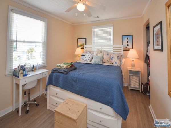 Charming Home with 6 Bedrooms Short Walk to Beach