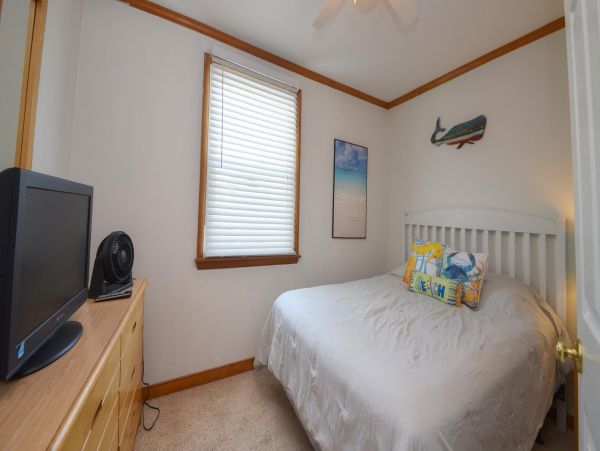 Charming Home with 6 Bedrooms Short Walk to Beach