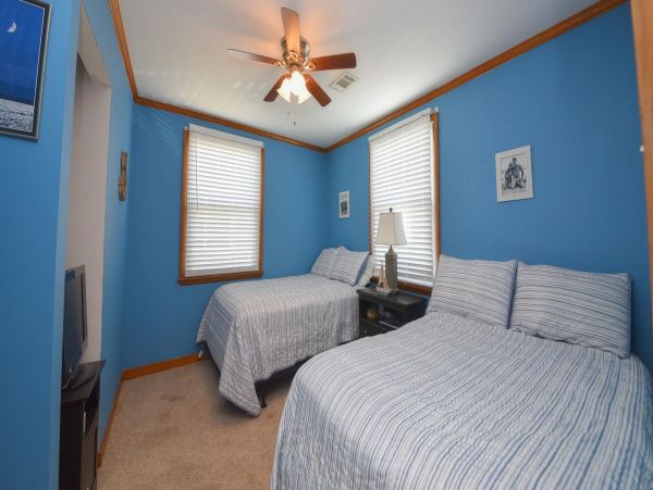 Charming Home with 6 Bedrooms Short Walk to Beach