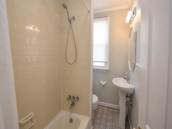 Charming Home with 6 Bedrooms Short Walk to Beach