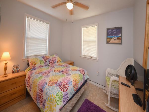 Charming Home with 6 Bedrooms Short Walk to Beach