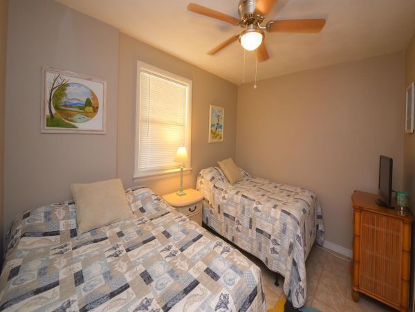 Charming Home with 6 Bedrooms Short Walk to Beach