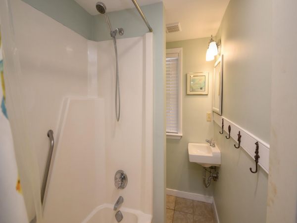 Charming Home with 6 Bedrooms Short Walk to Beach