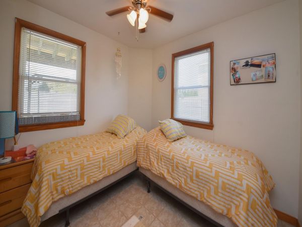Charming Home with 6 Bedrooms Short Walk to Beach