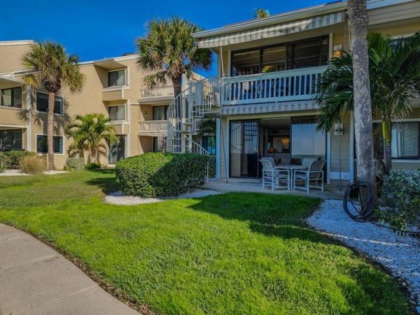 Beachfront Vacation Condo with 2 Bedroom in Belleair Beach