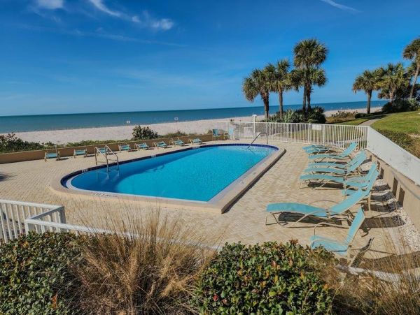 Beachfront Vacation Condo with 2 Bedroom in Belleair Beach