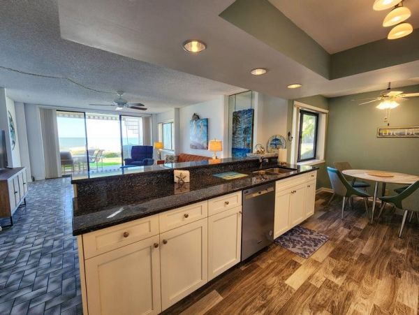 Beachfront Vacation Condo with 2 Bedroom in Belleair Beach