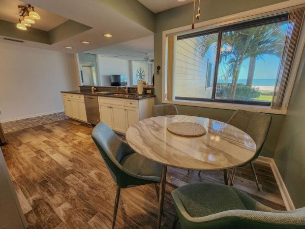 Beachfront Vacation Condo with 2 Bedroom in Belleair Beach