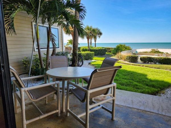Beachfront Vacation Condo with 2 Bedroom in Belleair Beach