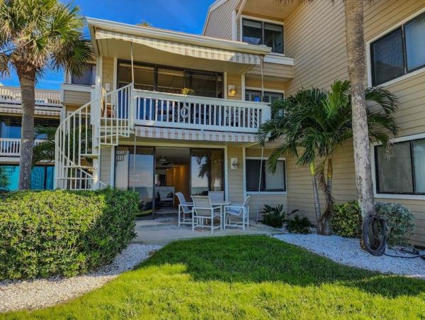 Beachfront Vacation Condo with 2 Bedroom in Belleair Beach
