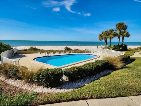 Beachfront Vacation Condo with 2 Bedroom in Belleair Beach