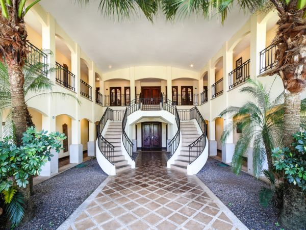 Luxury Villa with 8 Bedroom in Tamarindo