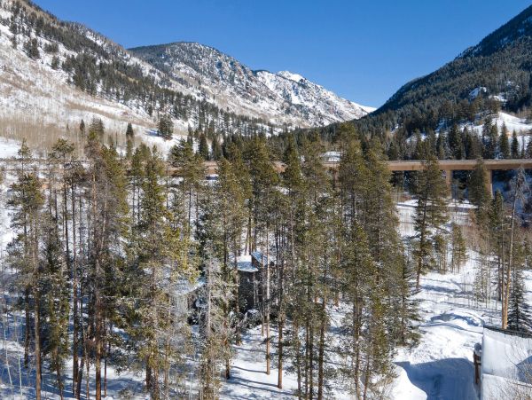 Home for Outdoor Admirers with 4 Bedroom in East Vail