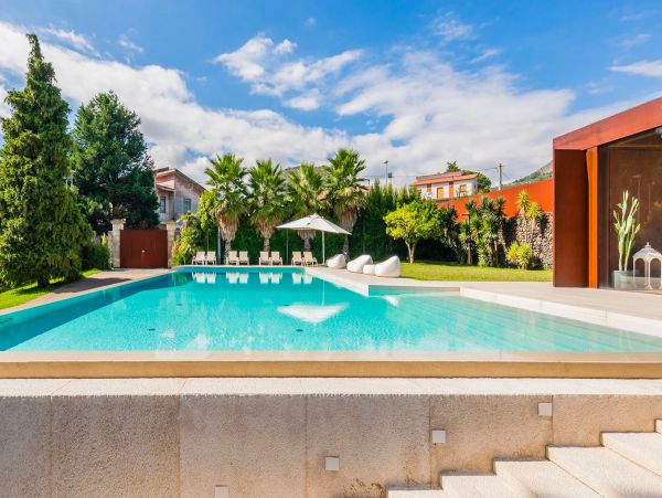 Sicily Four Bedroom Luxury Vacation Villa in the Wine Region