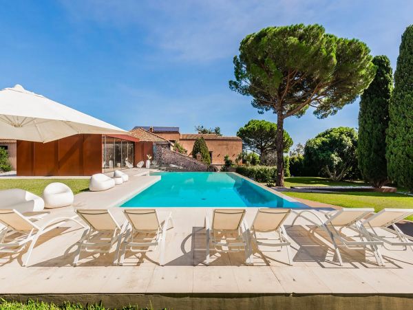 Sicily Four Bedroom Luxury Vacation Villa in the Wine Region