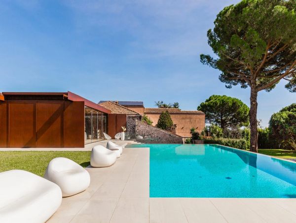 Sicily Four Bedroom Luxury Vacation Villa in the Wine Region