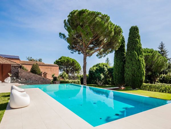 Sicily Four Bedroom Luxury Vacation Villa in the Wine Region