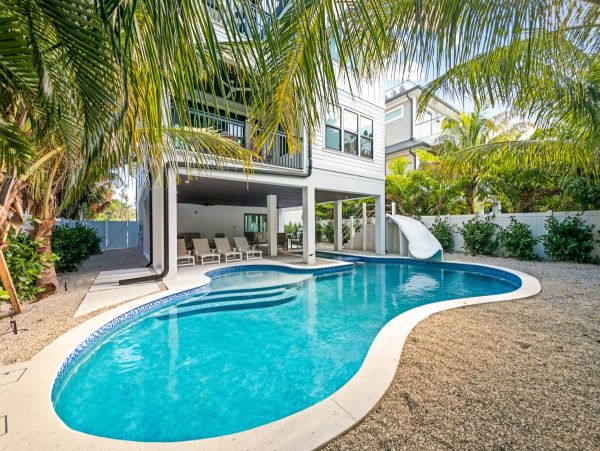 Gorgeous 8 Bedroom Vacation Getaway Walk to Beach