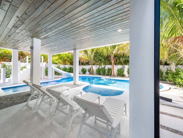 Gorgeous 8 Bedroom Vacation Getaway Walk to Beach