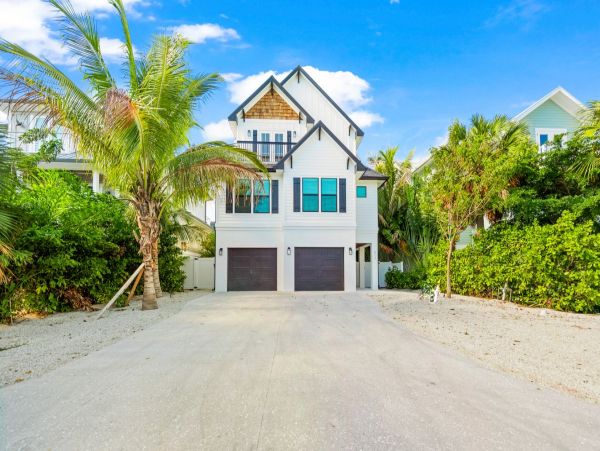 Gorgeous 8 Bedroom Vacation Getaway Walk to Beach