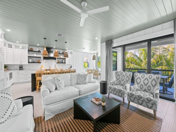 Gorgeous 8 Bedroom Vacation Getaway Walk to Beach