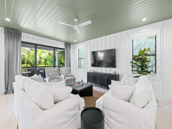 Gorgeous 8 Bedroom Vacation Getaway Walk to Beach