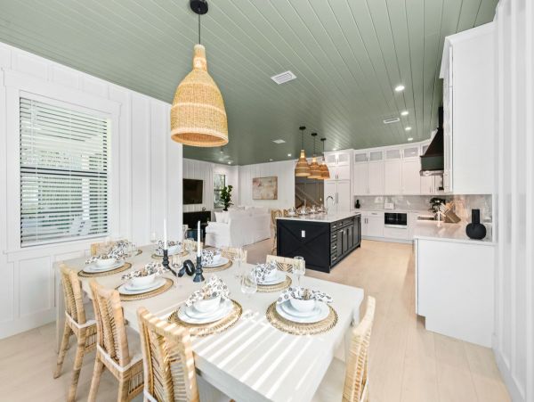 Gorgeous 8 Bedroom Vacation Getaway Walk to Beach