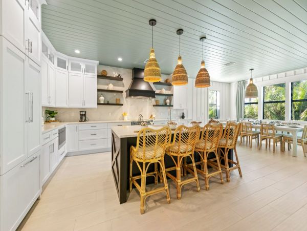 Gorgeous 8 Bedroom Vacation Getaway Walk to Beach