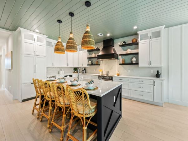 Gorgeous 8 Bedroom Vacation Getaway Walk to Beach