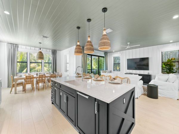 Gorgeous 8 Bedroom Vacation Getaway Walk to Beach