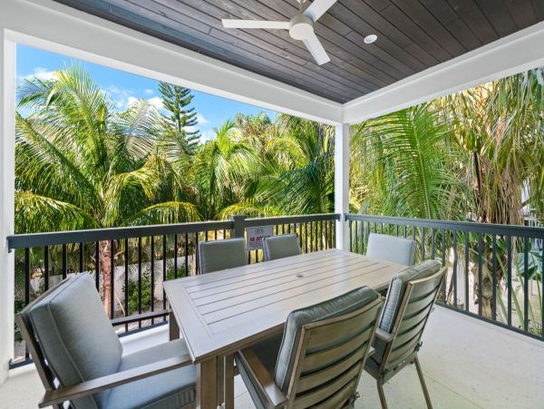 Gorgeous 8 Bedroom Vacation Getaway Walk to Beach