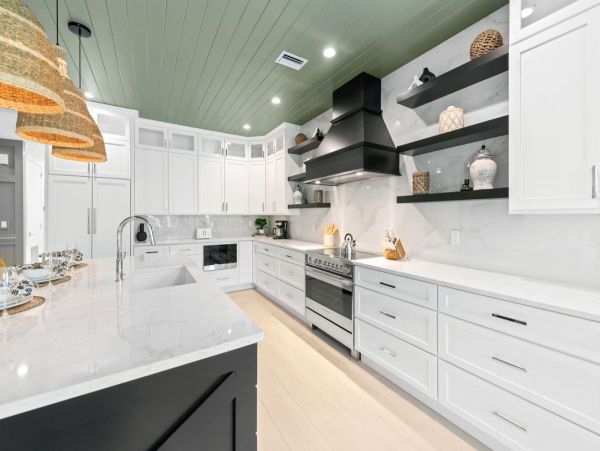 Gorgeous 8 Bedroom Vacation Getaway Walk to Beach