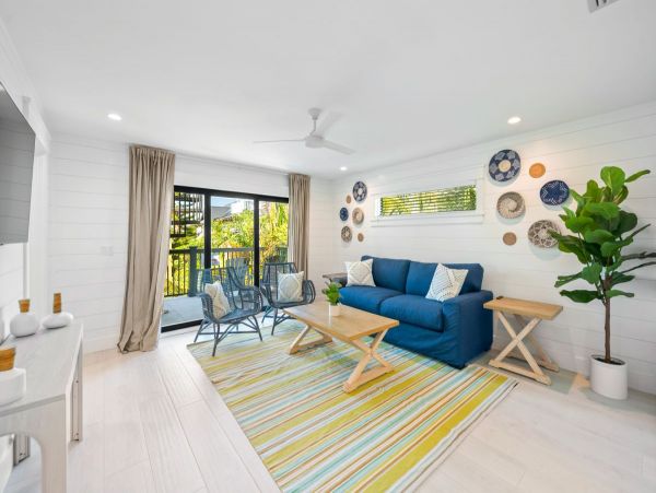 Gorgeous 8 Bedroom Vacation Getaway Walk to Beach