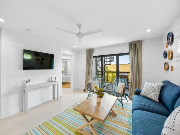 Gorgeous 8 Bedroom Vacation Getaway Walk to Beach