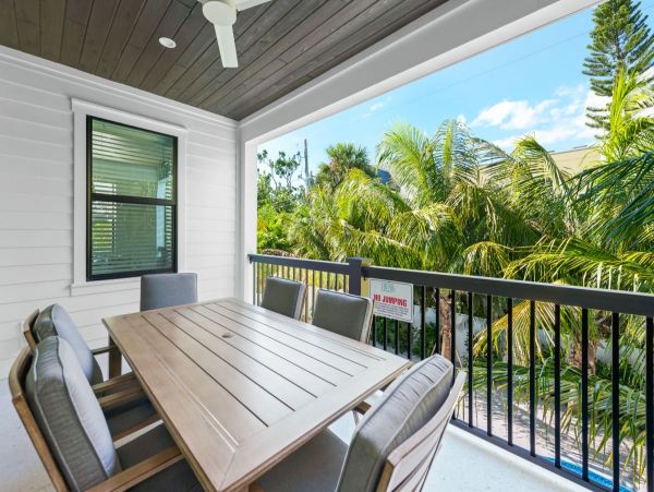 Gorgeous 8 Bedroom Vacation Getaway Walk to Beach