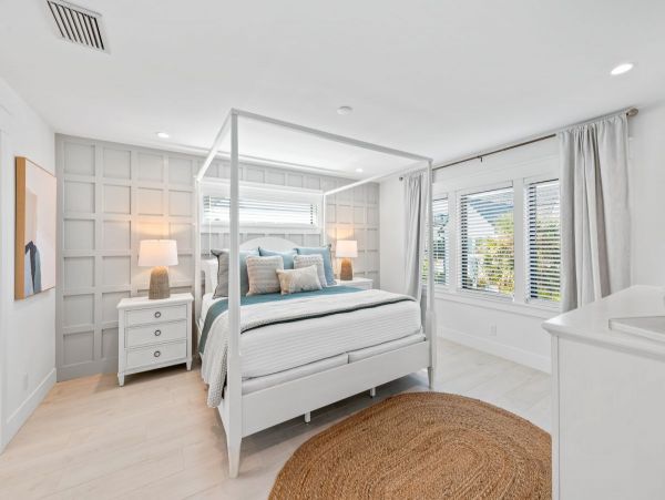 Gorgeous 8 Bedroom Vacation Getaway Walk to Beach