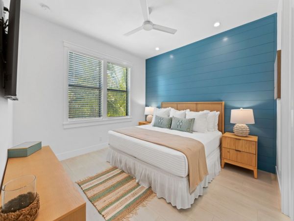 Gorgeous 8 Bedroom Vacation Getaway Walk to Beach