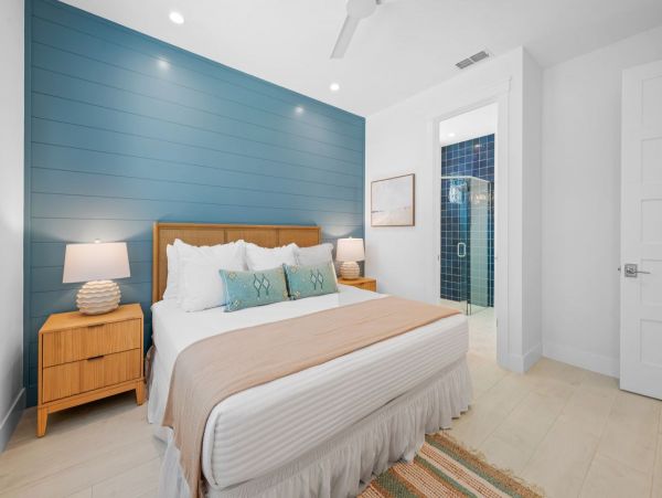 Gorgeous 8 Bedroom Vacation Getaway Walk to Beach