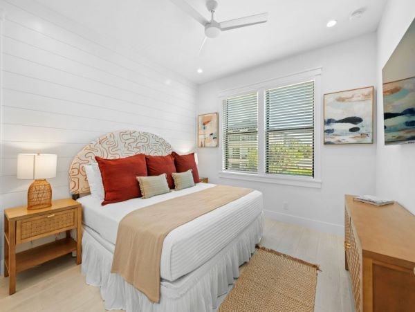 Gorgeous 8 Bedroom Vacation Getaway Walk to Beach