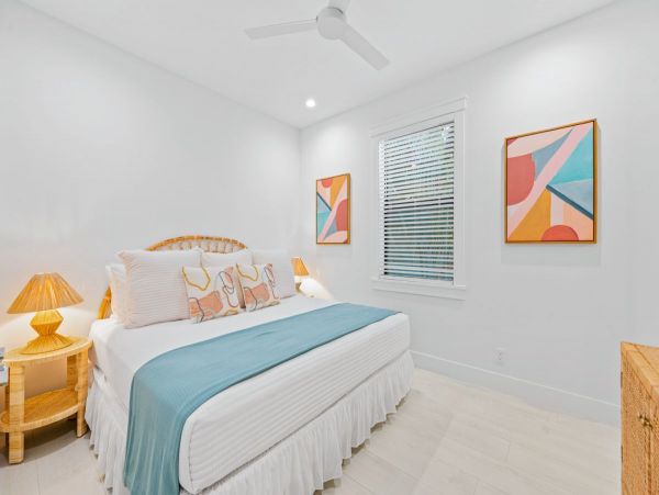 Gorgeous 8 Bedroom Vacation Getaway Walk to Beach