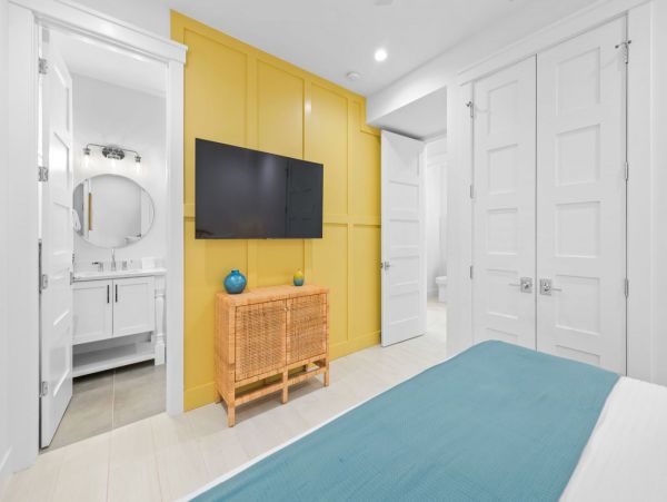 Gorgeous 8 Bedroom Vacation Getaway Walk to Beach