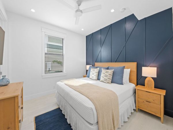 Gorgeous 8 Bedroom Vacation Getaway Walk to Beach