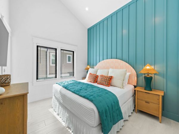 Gorgeous 8 Bedroom Vacation Getaway Walk to Beach