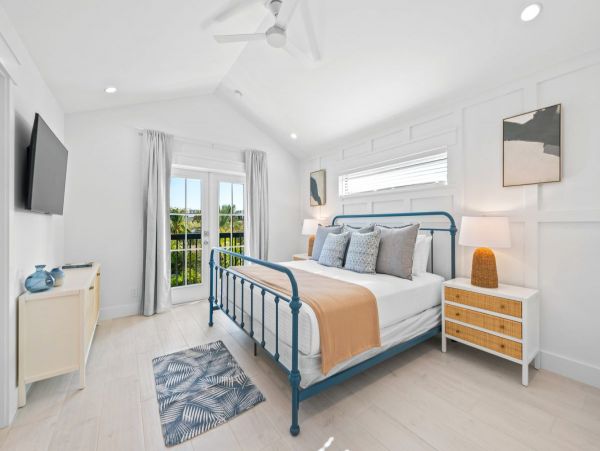 Gorgeous 8 Bedroom Vacation Getaway Walk to Beach
